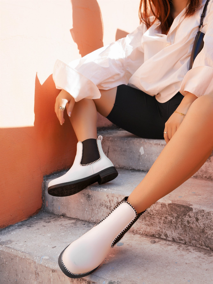 En Bloom | Trim Studded Chelsea Boots